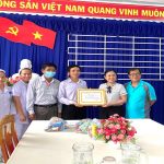 Các nhà hảo tâm đã trao tặng 24 suất quà trị giá 24 triệu đồng cho bệnh nhi đang điều trị tại Trung tâm Y tế thị xã Ninh Hòa